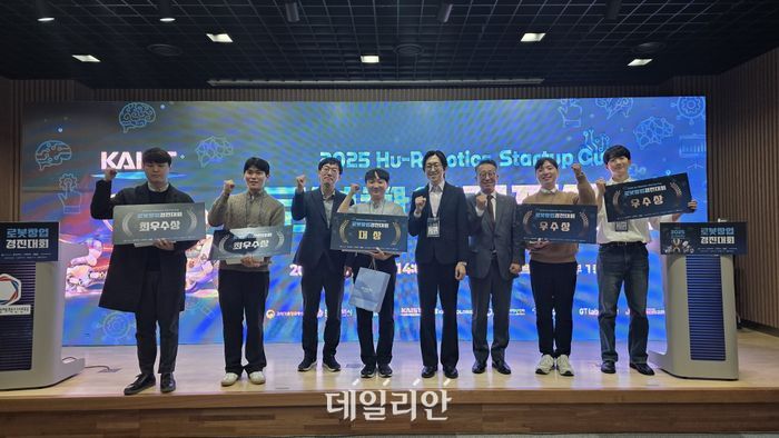 (왼쪽부터)최우수상 로보라이트, 최우수상 코일즈, KAIST 김정 교수, 대상 노만, KAIST 공경철 교수, 대전창조경제혁신센터 박대희 대표, 우수상 기가플롭스, 우수상 블루 에이펙스.ⓒ한국과학기술원