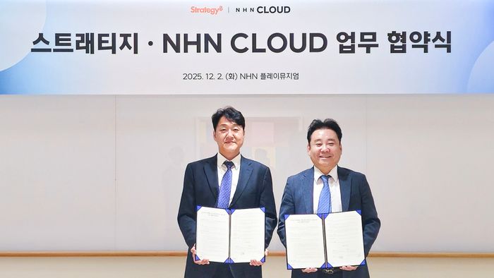 NHN클라우드 김동준 공공사업부장(왼쪽)과 스트래티지 김민규 영업본부장이 판교 소재 NHN 사옥 플레이뮤지엄에서 업무협약을 체결한 후 기념사진을 촬영하고 있다.ⓒNHN