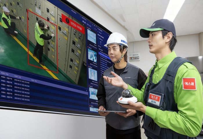 에스원 직원이 고객에게 SVMS 안전모니터링을 설명하고 있다.ⓒ에스원