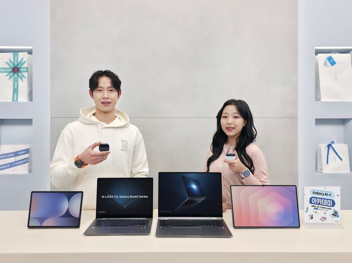 삼성전자 모델이 졸업 ∙ 입학 시즌을 맞아 다채로운 혜택을 제공하는