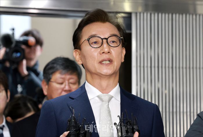 전재수 더불어민주당 의원이 지난 19일 서울 서대문 경찰청사 앞에서 