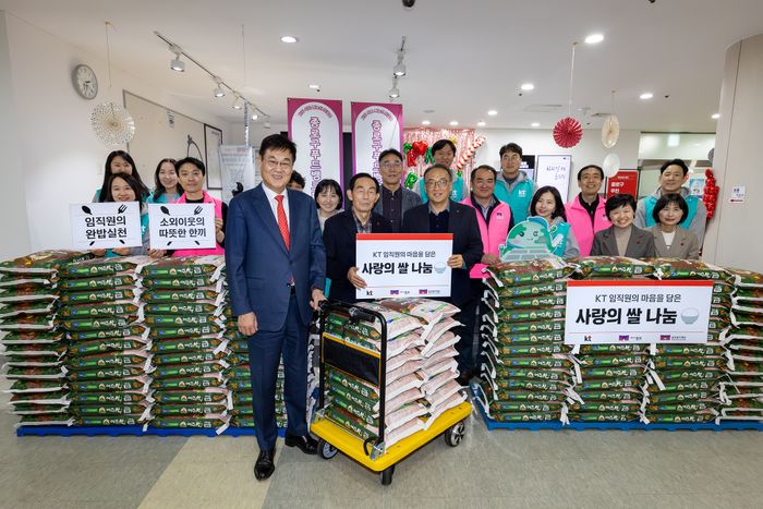 16일 서울 종로구 종로푸드뱅크에서 진행된 기부식 행사에 참석한 KT ESG경영추진실장 오태성 상무(오른쪽 다섯 번째), 정문헌 종로구청장(오른쪽 일곱 번째), 종로복지재단 임직원과 완밥식당과 디지콩 적립에 동참한 KT의 임직원들이 기념 촬영을 하고 있다.ⓒKT