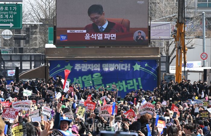 윤석열 전 대통령에 대한 헌법재판소의 탄핵이 인용된 지난 4월4일 종로구 일대에서 시민들이 환호하고 있다.ⓒ데일리안DB