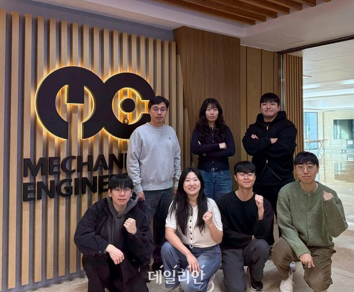 (윗줄 왼쪽부터) 이강택 기계공학과 교수, 강예진 기계공학과 박사과정, 김동연 기계공학과 박사, (아랫줄 왼쪽부터) 이민철 석사과정, 오세은 박사과정, 장승수 박사과정, 김형근 박사과정.ⓒ한국과학기술원