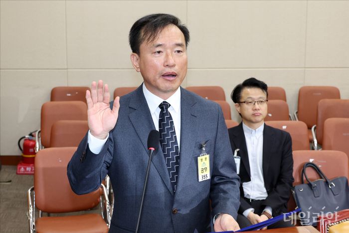 김종철 방송미디어통신위원회 위원장 후보자가 16일 서울 여의도 국회에서 열린 국회 과학기술정보방송통신위원회의 방송미디어통신위원장 후보자 인사청문회에서 증인 선서를 하고 있다. ⓒ데일리안 홍금표 기자