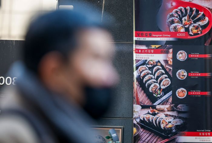 서울시내 분식집에 김밥 가격이 나와있다. ⓒ뉴시스