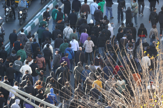 29일 이란 테헤란 도심에서 시위대가 행진하고 있다. ⓒAP/뉴시스