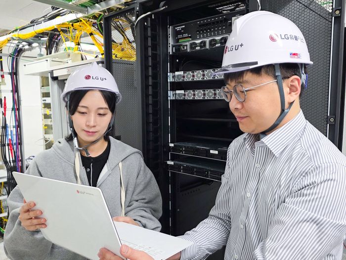 LG유플러스 임직원들이 클라우드랜 기술 검증을 진행하고 있는 모습.ⓒLG유플러스