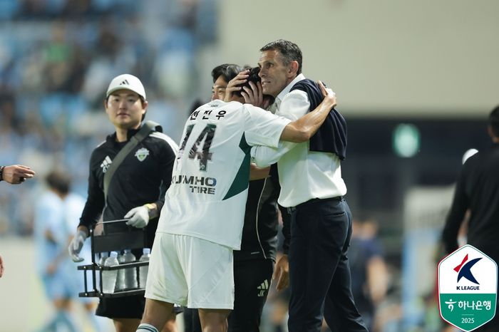 전진우와 포옹하는 거스 포옛 감독. ⓒ 한국프로축구연맹