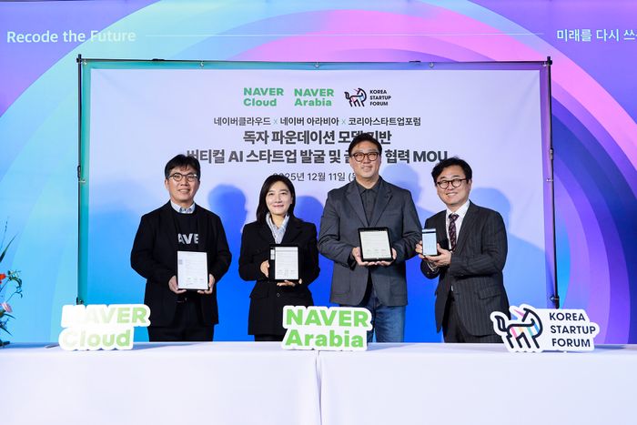 김유원 네이버클라우드 대표(왼쪽부터), 채선주 네이버 전략사업 대표, 한상우 코리아스타트업포럼 의장, 구태언 코리아스타트업포럼 정책 부의장이 업무협약을 맺은 후 기념 사진 촬영을 하고 있다.ⓒ네이버클라우드