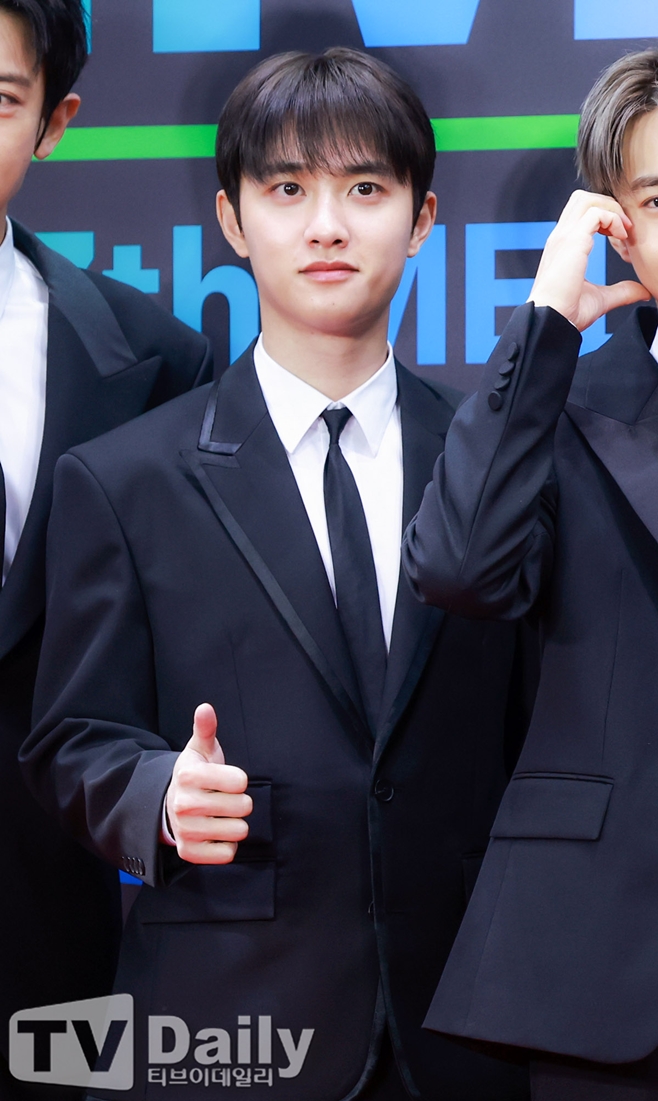 2025 멜론뮤직어워드 레드카펫에 참석한 엑소 도경수