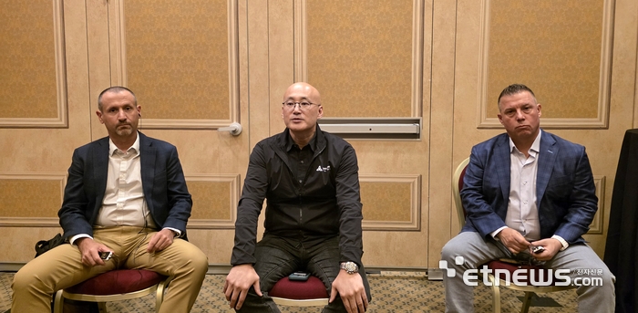 3일(현지시간) 메가존클라우드가 미국 라스베이거스에서 열린 '아마존웹서비스 리인벤트 2025' 현장에서 기자간담회를 진행했다. 왼쪽부터 존 프로비던스 메가존클라우드 미국법인 최고수익책임자(CRO), 염동훈 메가존클라우드 대표, 스콧 웨버 메가존클라우드 미국법인 최고기술책임자(CTO). [사진=현대인 기자]