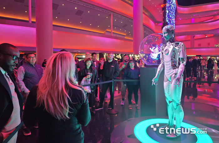 세계 최대 정보기술(IT)·가전 전시회 'CES 2025'가 지난 7일(현지시간)부터 나흘 간의 일정을 마치고 폐막했다. 올해의 화두는 인공지능(AI)으로 160개국에서 4500여개 기업이 참여해 AI기술을 선보였다. 스피어 내부에 있는 휴머노이드 AI로봇 '아우라'가 관람객의 질문에 답하고 있다. 라스베이거스=박지호기자 jihopress@etnews.com