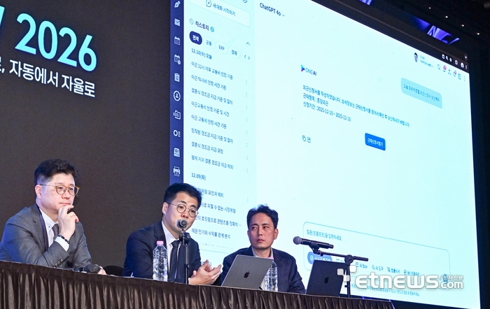 더존비즈온이 주최한 원AI 프리뷰 2026이 '예측에서 실행으로, 자동에서 자율로'를 주제로 10일 서울 중구 더플라자 호텔에서 열렸다. 이성재 더존비즈온 책임컨설턴트가 '토크&테크 : 에이전틱 AI로 연결된 실행의 현장' 세션에서 올인원 디지털 비즈니스 플랫폼 아마란스10의 지능형 에이전트 원(ONE) AI 기능을 시연하고 있다. 왼쪽에서 두 번째부터 지용구 부사장, 이성재 책임컨설턴트, 양정환 책임연구원. 이동근기자 foto@etnews.com