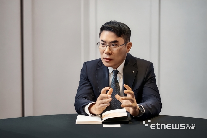 박중서 텍사스 인스트루먼트(TI) 코리아 대표가 전자신문과 인터뷰를 하고 있다. (사진=TI 코리아)