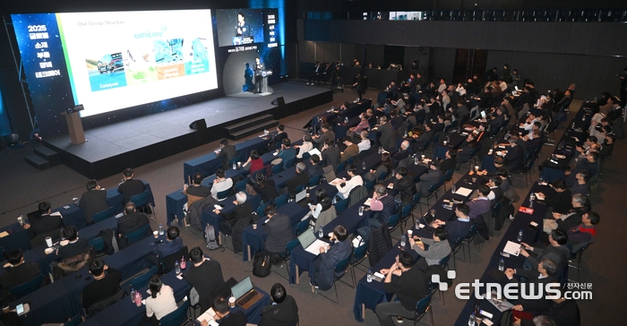 한국산업기술기획평가원과 전자신문이 공동 주최하고 산업통상부가 후원한 '2025 글로벌 소재·부품·장비 테크페어'가 '위기돌파를 위한 공급망 스페셜티 확보 전략'을 주제로 10일 서울 강남구 섬유센터빌딩에서 열렸다. 김기태 유미코아 글로벌디렉터가 '유미코아 음극 기술 솔루션 및 미래 전기차 전략: 지속 가능한 글로벌 공급 로드맵 구축'을 주제로 기조강연을 하고 있다. 김민수기자 mskim@etnews.com