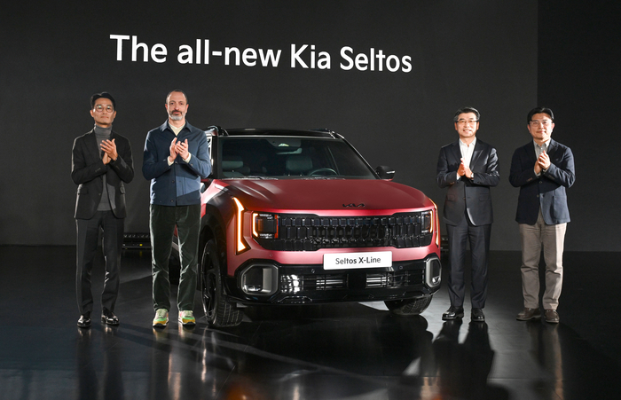 왼쪽부터 서하준 기아 국내상품실장 상무, 카림 하비브 기아글로벌디자인담당 부사장, 송호성 기아 사장, 류창승 기아 고객경험본부장 전무