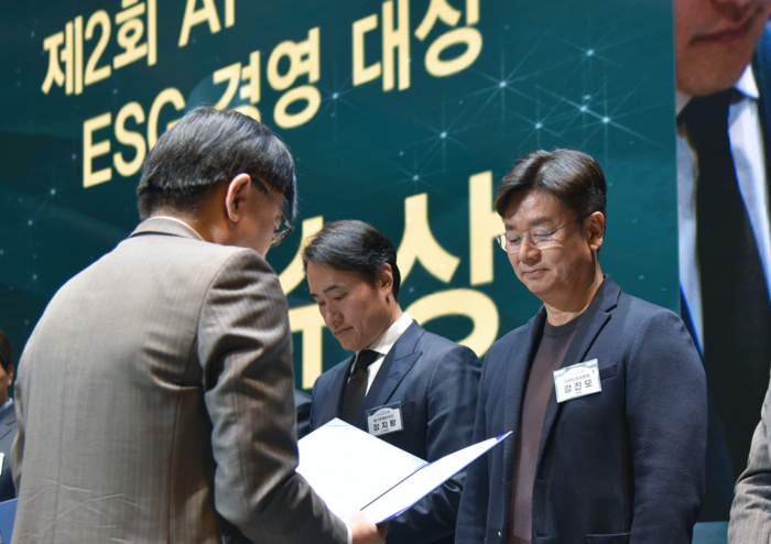 강진모 아이티센그룹 회장(오른쪽)이 ESG 경영 대상 최우수상을 수상하고 있다.
