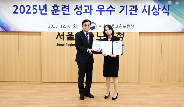 공영진 엔코아 플레이데이터 팀장(오른쪽)이 표창을 수상하고 기념촬영했다. 엔코아 제공