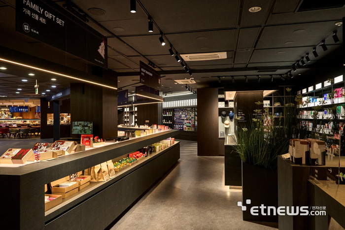 신개념 도심형 큐레이션 대형 약국 '옵티마 웰니스 뮤지엄 약국(OWM 약국) 종각점'이 영풍문고 종각종로본점 내에 새롭게 문을 열었다. 사진은 종각점 매장 입구 전경.