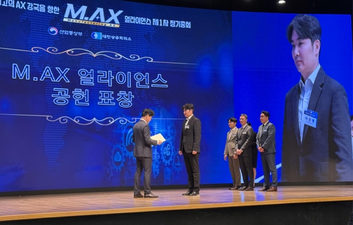 이윤행 에이딘로보틱스 대표가 제조AX 얼라이언스 휴머노이드 부문 산업통상부 장관 표창을 수상하고 있다. (사진=에이딘로보틱스)