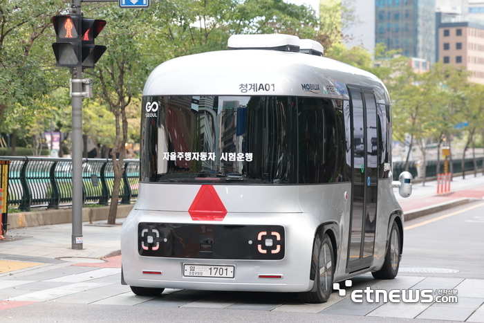 운전석 없는 자율주행 셔틀 청계A01이 서울 중구 청계천 일대에서 시범 운행을 하고 있다. 김민수기자 mskim@etnews.com