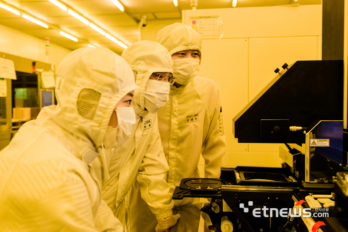 한국나노기술원이 산업계·대학 재직자를 대상으로 '나노스쿨'을 진행하고 있는 모습.