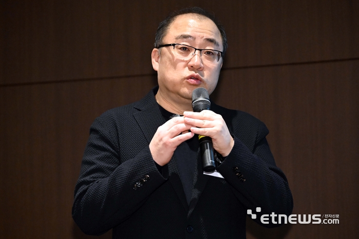 전자신문, 한국모빌리티학회가 공동 주최한 '2025 자율주행 모빌리티'가 11일 서울 강남구 코엑스에서 열렸다. 김호준 에티포스 대표가 '협력형 자율주행을 위한 차세대 센서, 5G-V2X'를 주제로 발표하고 있다. 김민수기자 mskim@etnews.com