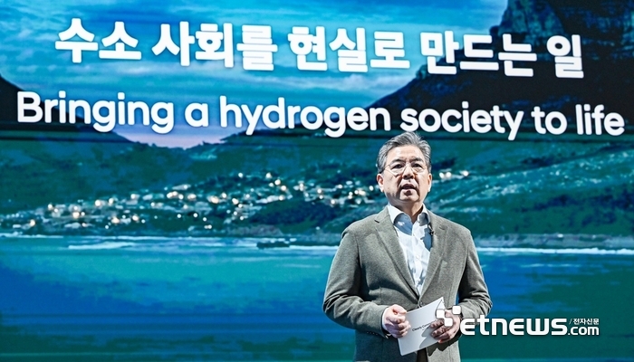 장재훈 현대차그룹 부회장이 경기도 고양 현대모터스튜디오 고양에서 현대차그룹 수소 사업 방향에 대해 설명하고 있다. 이동근기자 foto@etnews.com