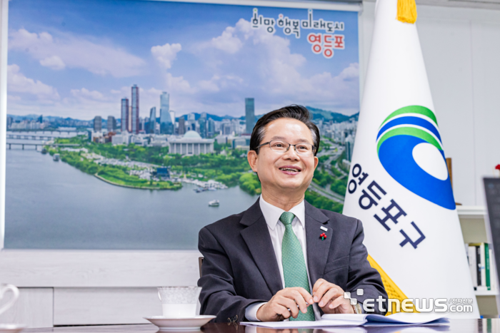 최호권 영등포구청장이 서울 영등포구청에서 전자신문과 인터뷰하고 있다. 영등포구 제공