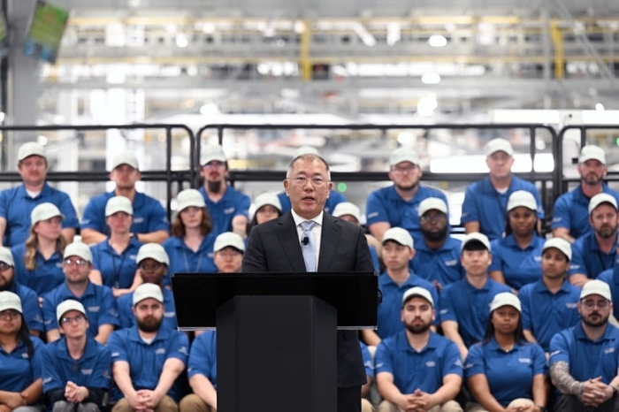 정의선 현대차그룹 회장이 HMGMA 준공식에서 환영사를 하고 있는 모습.