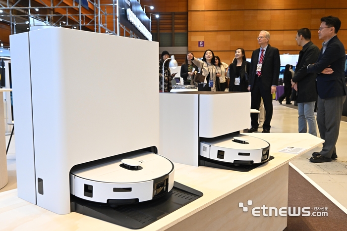 13일 서울 강남구 코엑스에서 열린 디자인코리아에서 참관객이 2025년 우수디자인상품 은상을 수상한 삼성전자의 AI물걸레 로봇청소기 '비스포크AI 스팀90 시리즈'가 전시되어 있다.
이동근기자 foto@etnews.com