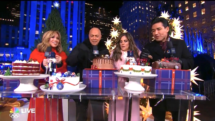 지난 3일(현지 시간) 미국 뉴욕 록펠러센터 크리스마스트리 점등식 NBC 생방송에서 진행자들이 파리바게뜨 홀리데이 시즌 케이크를 소개하고 있다. 〈사진=NBC 방송 캡쳐 이미지〉