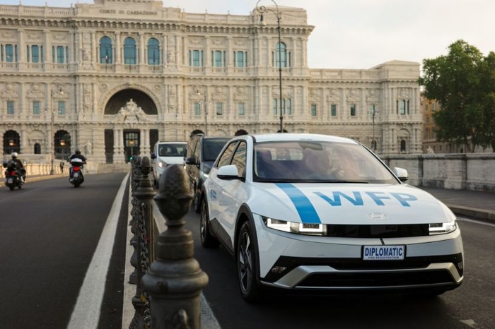 현대차 아이오닉 5가 구호 현장에서 활약하는 모습.