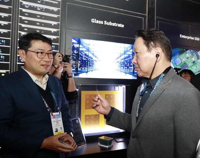 최태원 SK그룹 회장이 지난 1월 미국 라스베이거스에서 열린 'CES 2025' 행사장에서 SK 전시관에 마련된 유리기판을 살펴보고 있다. (사진=SK)