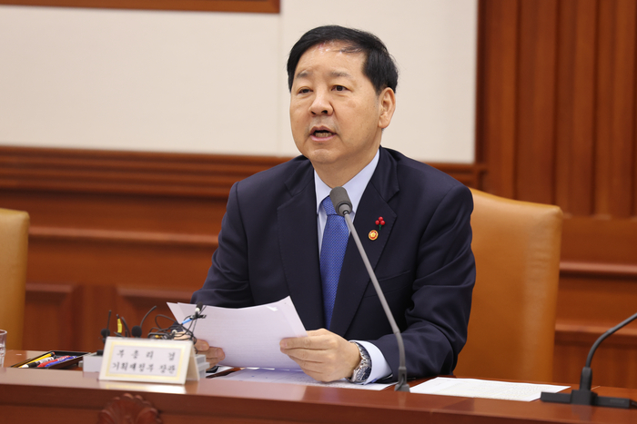 구윤철 부총리, 경제관계장관회의 겸 성장전략 TF 회의     (서울=연합뉴스) 서대연 기자 = 구윤철 경제부총리 겸 기획재정부 장관이 31일 서울 종로구 정부서울청사에서 열린 경제관계장관회의 겸 성장전략 TF 회의에서 발언하고 있다. 2025.12.31     dwise@yna.co.kr (끝)