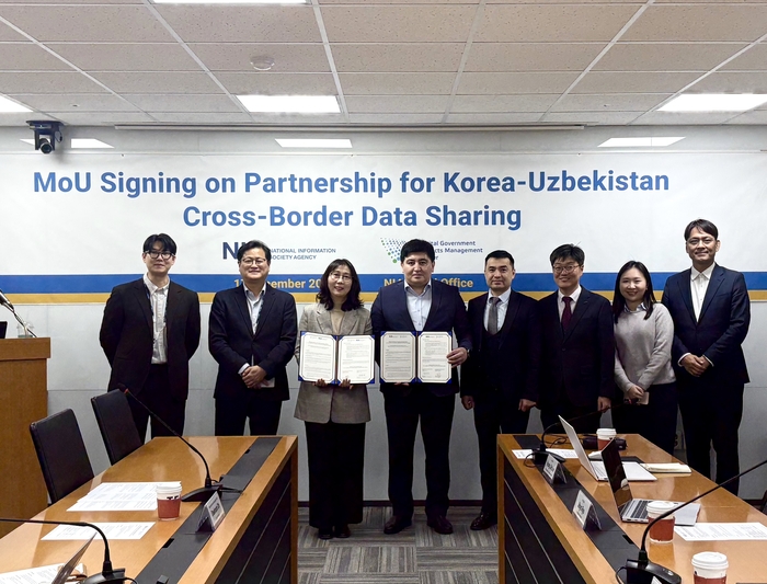 한국지능정보사회진흥원(NIA)와 우즈베키스탄 디지털정부프로젝트관리청(DGPMC)이 두 기관의 국경 간 데이터 협력을 위한 업무협약을 체결하고 있다. 양 기관 주요 관계자들이 업무협약 후 기념촬영했다. NIA 제공
