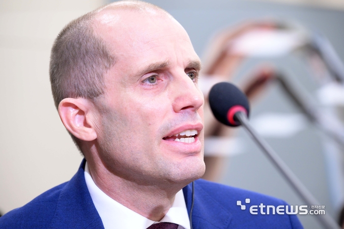 쿠팡 침해사고 및 개인정보 유출, 불공정 거래, 노동환경 실태 파악과 재발방지 대책 마련을 위한 청문회가 30일 서울 여의도 국회에서 열렸다. 해롤드 로저스 쿠팡 대표가 의원 질의에 답변하고 있다. 김민수기자 mskim@etnews.com