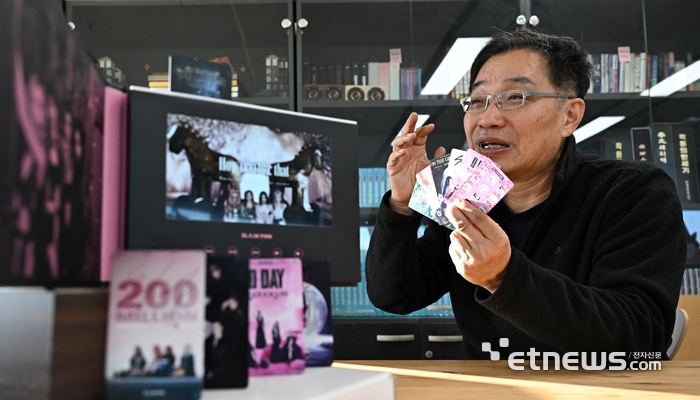 조영선 두드론 대표가 메타앨범 시제품을 설명하고 있다.   이동근기자 foto@etnews.com