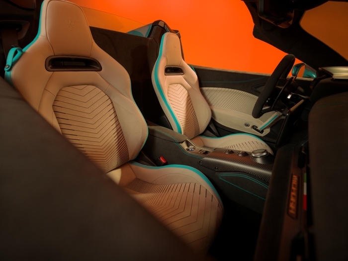 마세라티 MCPURA 첼로 실내