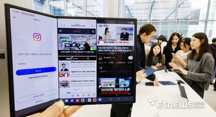 서울 강남구 삼성강남에서 열린 갤럭시Z 트라이폴드 미디어 간담회에서 참석자가 제품을 살펴보고 있다.