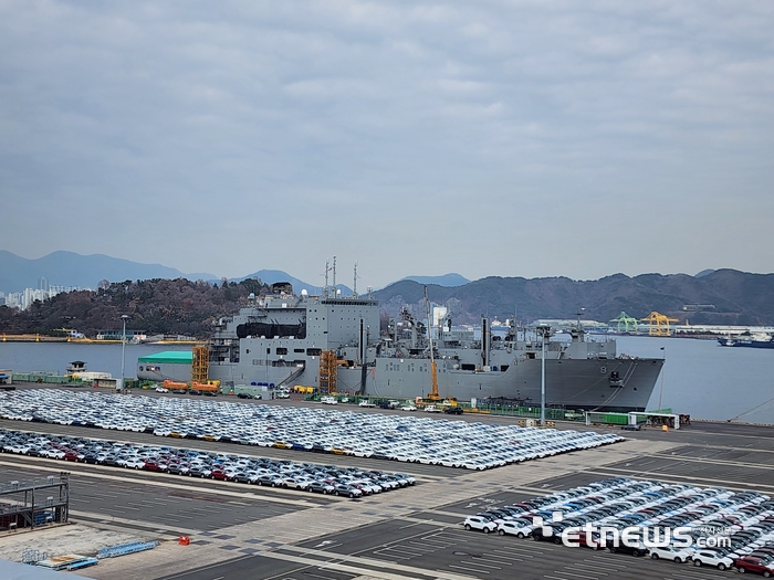 마산가포신항에서 MRO를 진행하고 있는  미 해군 군수지원함 월리 쉬라호.