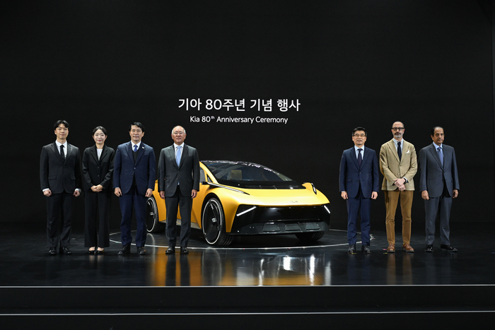 (왼쪽부터) 홍철민 기아 매니저, 김가민 기아 엔지니어, 이학영 국회부의장, 정의선 현대자동차그룹 회장, 송호성 기아 사장, 카림 하비브 기아 글로벌 디자인 담당 부사장, 압둘아지즈 모하메드 알 아띠아 기아 카타르 대리점 회장이 기아 80주년 행사에서 기념촬영하는 모습.