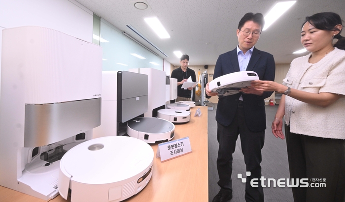 지난 9월 2일 서울 송파구 한국소비자원에서 한성준 한국소비자원 팀장과 최윤선 한국인터넷진흥원 팀장이 조사대상 제품들을 살펴보고 있다.
박지호기자 jihopress@etnews.com