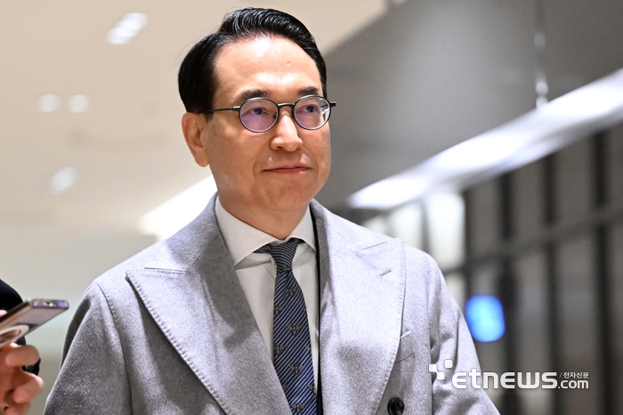 홍원표 KT CEO 후보자가 16일 서울 한 호텔에서 KT 차기 CEO 최종 후보 면접을 위해 입장하고 있다.
김민수기자 mskim@etnews.com