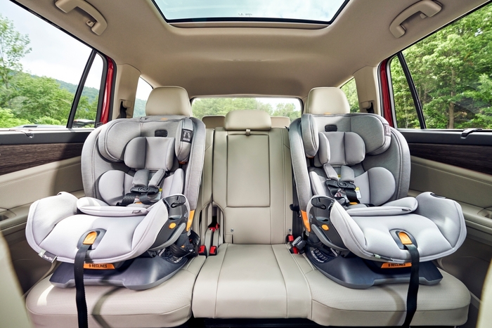 폭스바겐 아틀라스 2열에 카시트를 장착한 모습