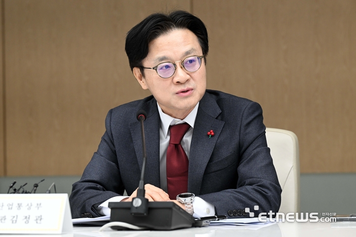 민관합동 산업투자전략회의가 1일 서울 중구 대한상공회의소에서 열렸다. 김정관 산업통상부 장관이 모두발언을 하고 있다. 김민수기자 mskim@etnews.com