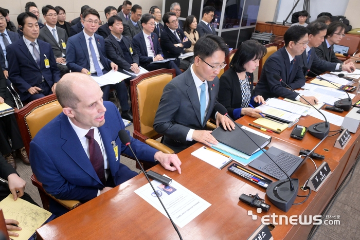 쿠팡 침해사고 및 개인정보 유출, 불공정 거래, 노동환경 실태 파악과 재발방지 대책 마련을 위한 청문회가 30일 서울 여의도 국회에서 열렸다. 해롤드 로저스 쿠팡 대표가 의원 질의에 답변하고 있다. 김민수기자 mskim@etnews.com