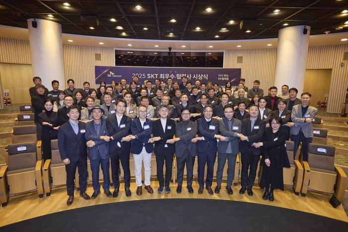 정재헌(맨 앞줄 왼쪽에서 다섯 번째) CEO와 SKT 주요 임원들이 최우수 협력사 대표들과 함께 기념 촬영하는 모습