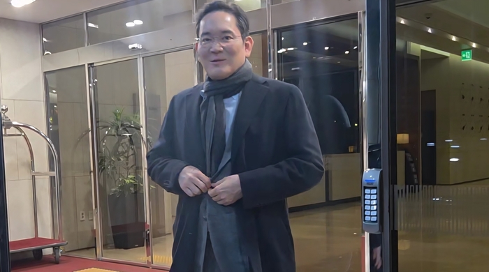 이재용 삼성전자 회장이 미국 출장을 마치고 15일 서울 강서구 김포비즈니스항공센터를 통해 입국하고 있다.  (사진=연합뉴스)